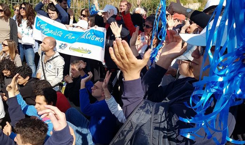 Foto di gruppo in festa per la veleggiata per l'autismo 1 aprile 2017
