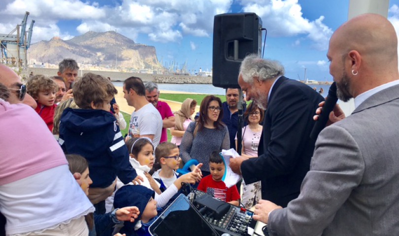 Alfredo Morvillo consegna i gadget ai bimbi