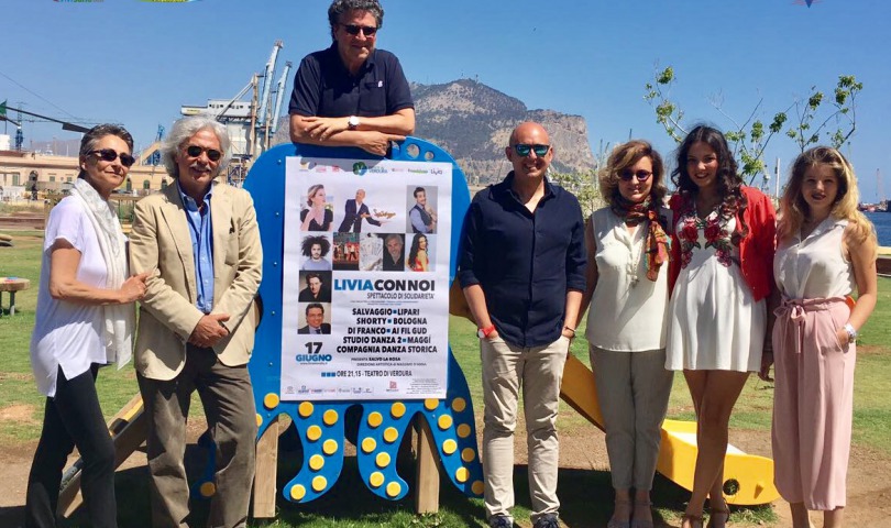 livia con noi si presenta